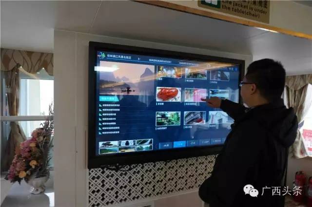 漓江四星级游船游客可利用每桌配备的平板电脑娱乐及点餐