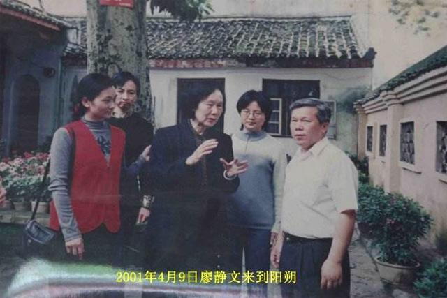 徐悲鸿夫人廖静文女士，是2001年4月，她到了阳朔。
